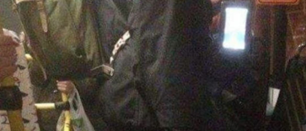 Muškarac u javnom prijevozu s kotlom u ruci