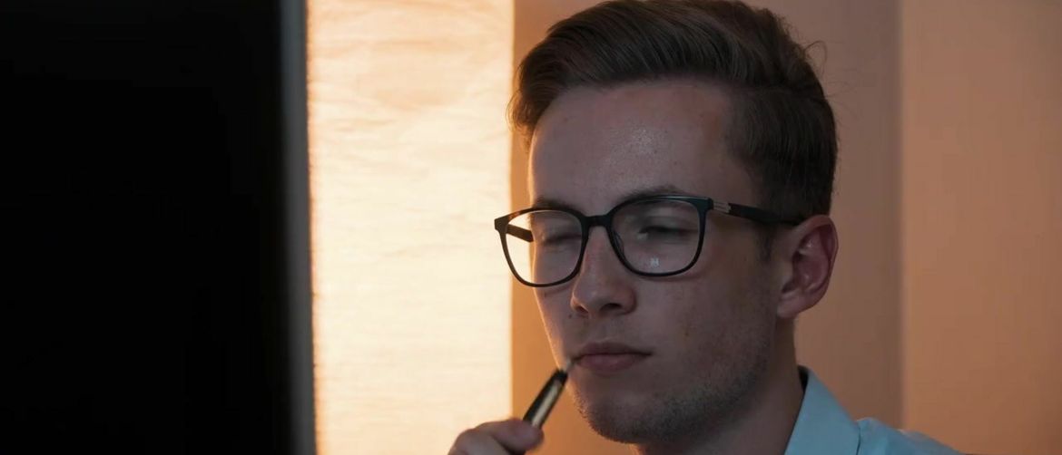 Intelektualac pred računalom kako razmišlja