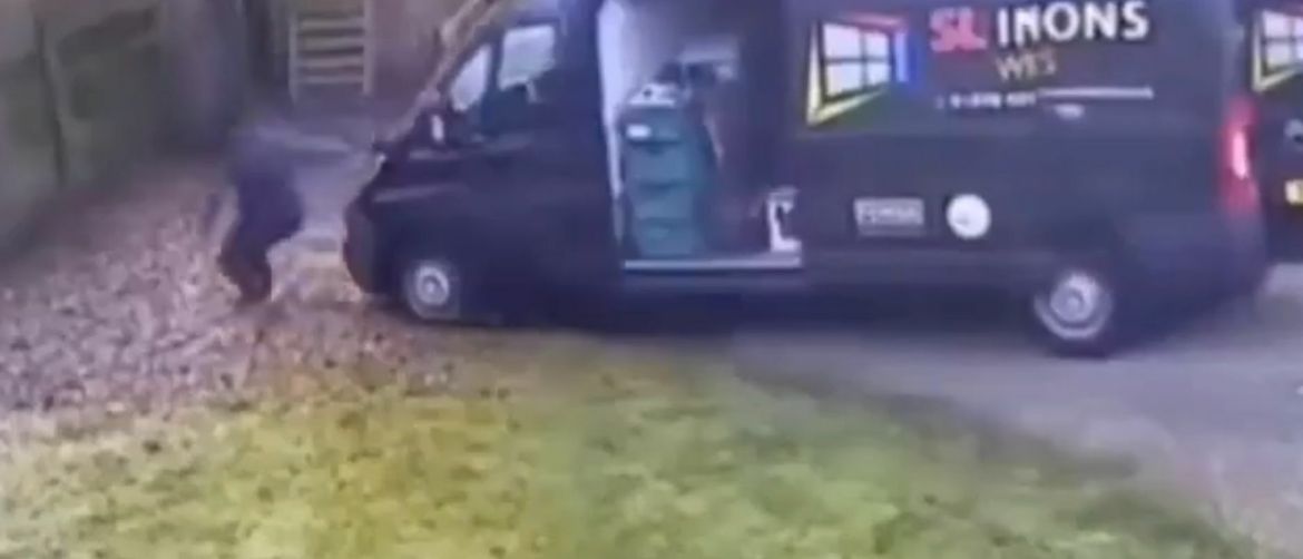 Muškarac ispred kombija