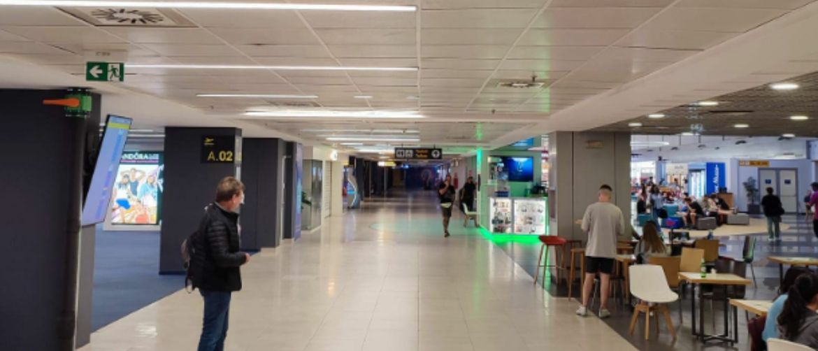 Neobičan znak za poslovni prostor u zračnoj luci u Beogradu