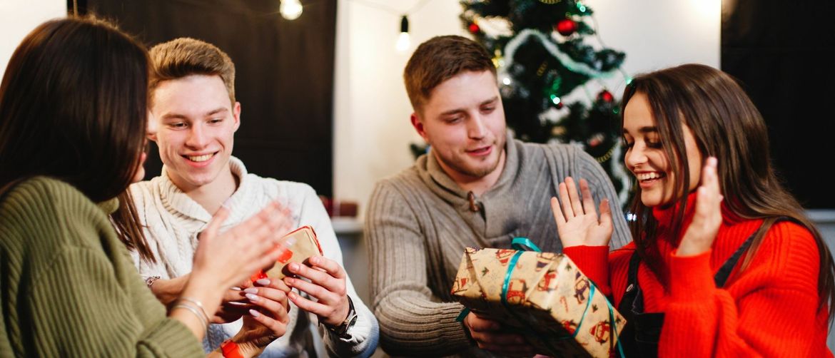 Božićni pokloni i poklanjanje