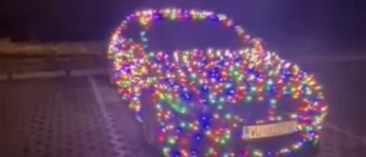 Automobil s lampicama