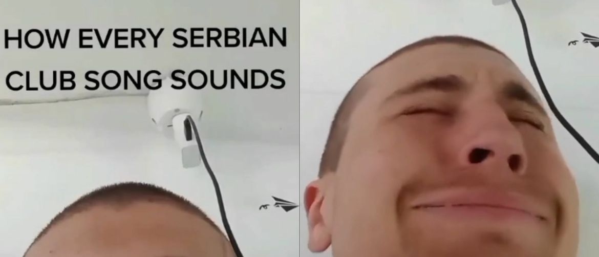 Muškarac koji demonstrira kako zvuče cajke