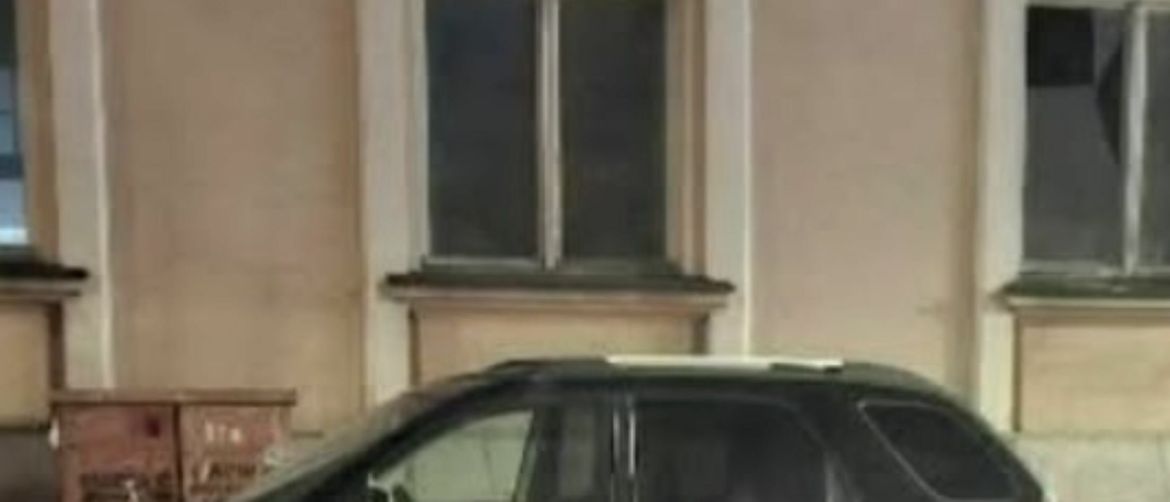 Uvreda napisana sprejem na automobilu