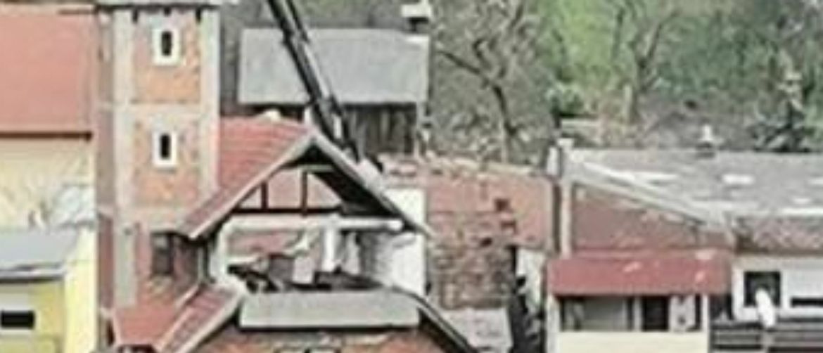 Neobičan ukras na vrhu zgrade u Zagrebu