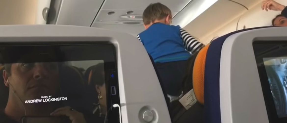 Dječakovi vriskovi su osam sati putnicima zagorčavali let (FOTO: YouTube/Screenshot)
