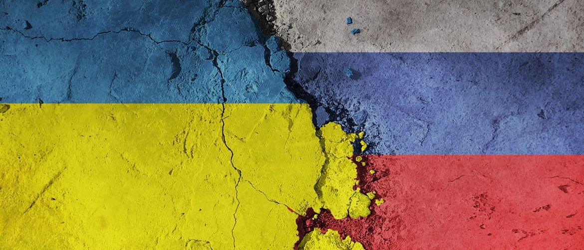 Pukotina u zidu između ukrajinske i ruske zastave