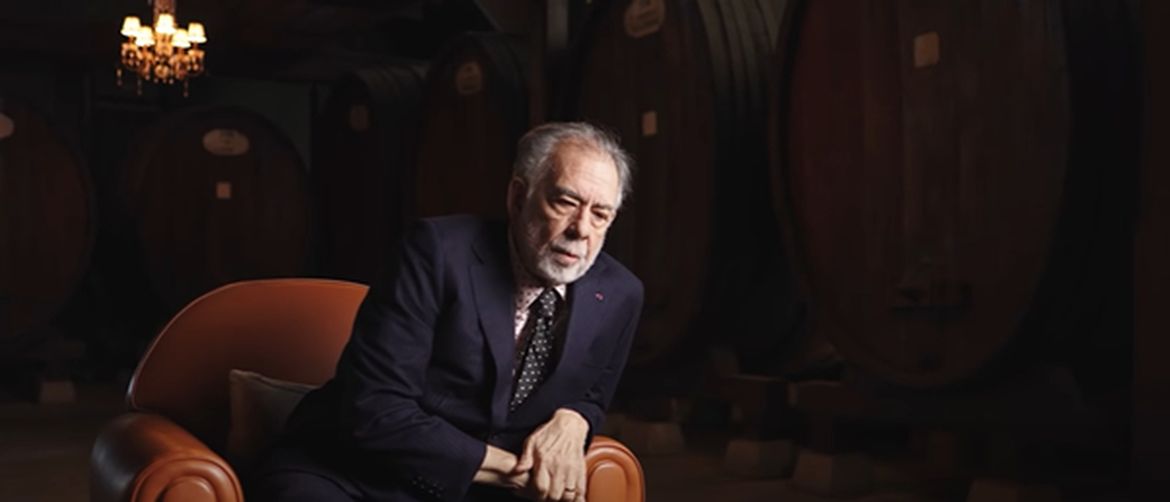 Francis Ford Coppola sjedi u kožnoj fotelji