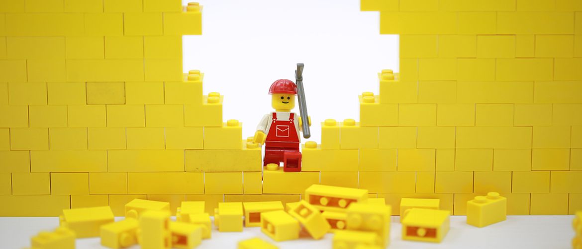 LEGO man razbija zid LEGO kockica