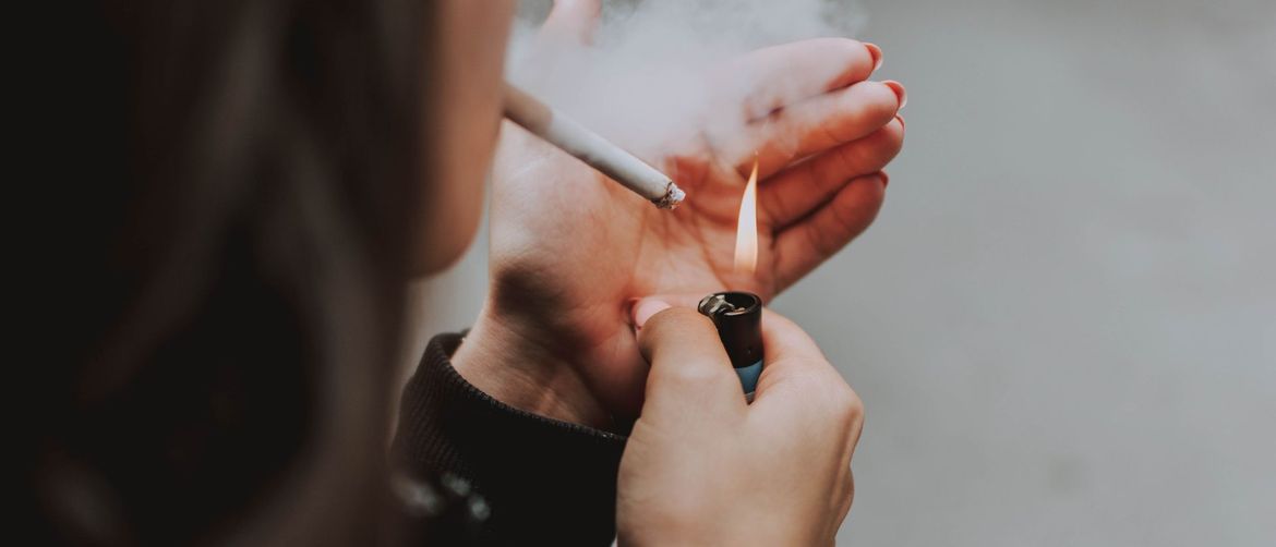 Djevojka pali cigaretu