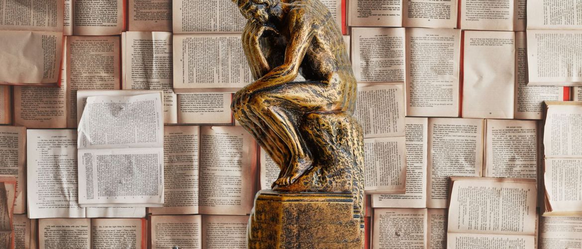 kip mislilac na pozadini od otvorenih knjiga i predstavlja razmišljanje