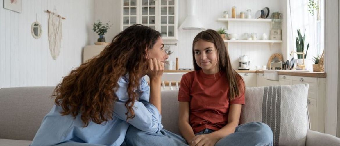 Majka razgovara s djevojčicom u dnevnome boravku