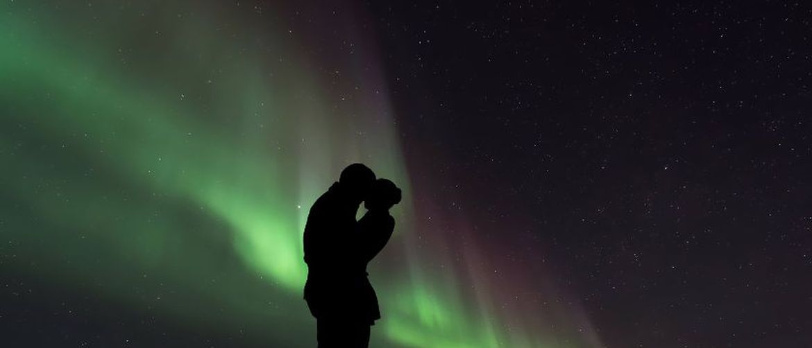 Par izmjenjuje poljupce pod polarnom svjetlošću