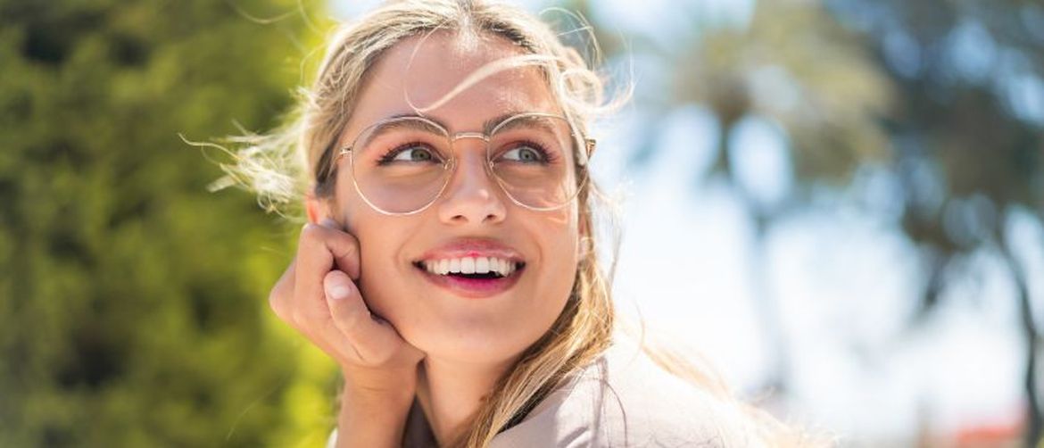 Djevojka s naočalama