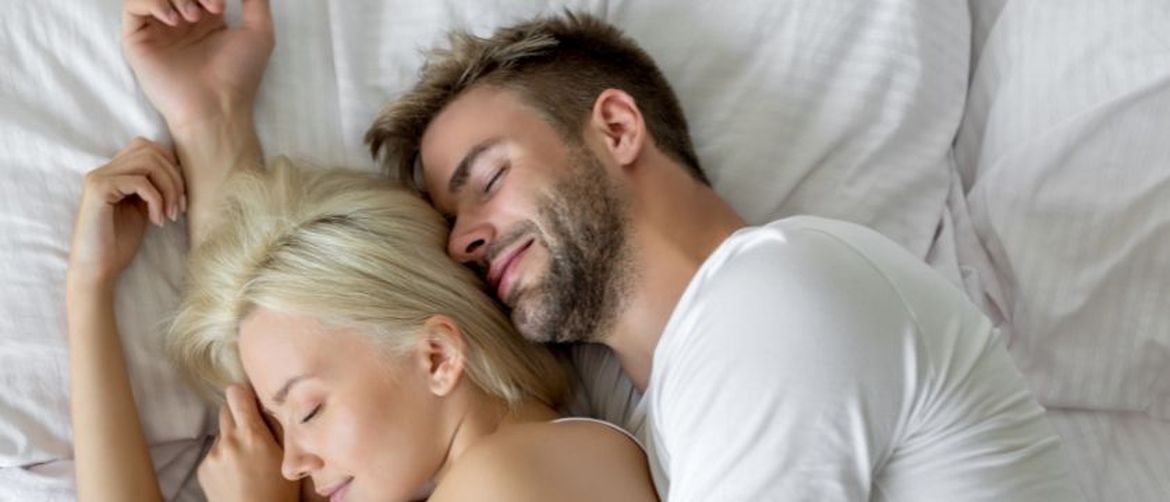 Dvoje zaljubljenih u krevetu