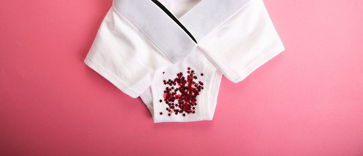 Ženske gaćice sa šljokicama koje predstavljaju menstruaciju