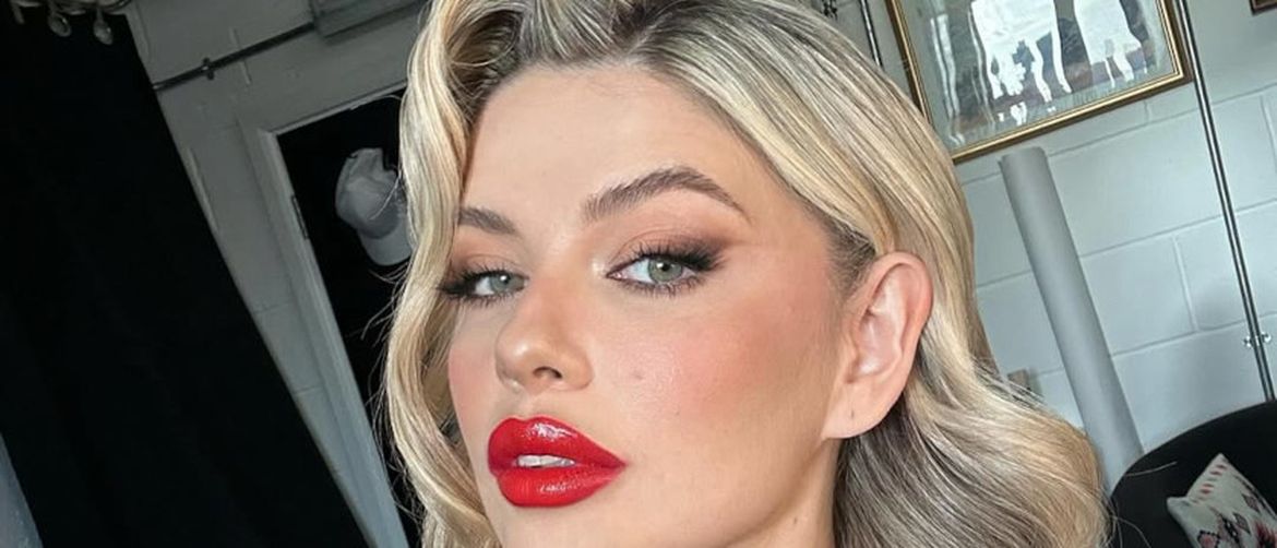 Šminka s crvenim ružem