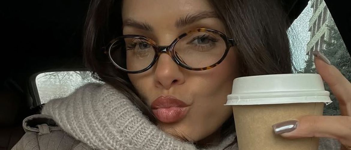 Djevojka s kavom i Miu Miu naočalama