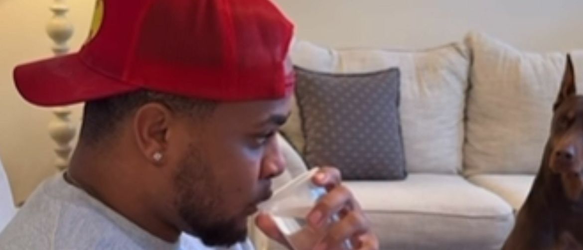 Vlasnik ispred psa koji ga osuđuje