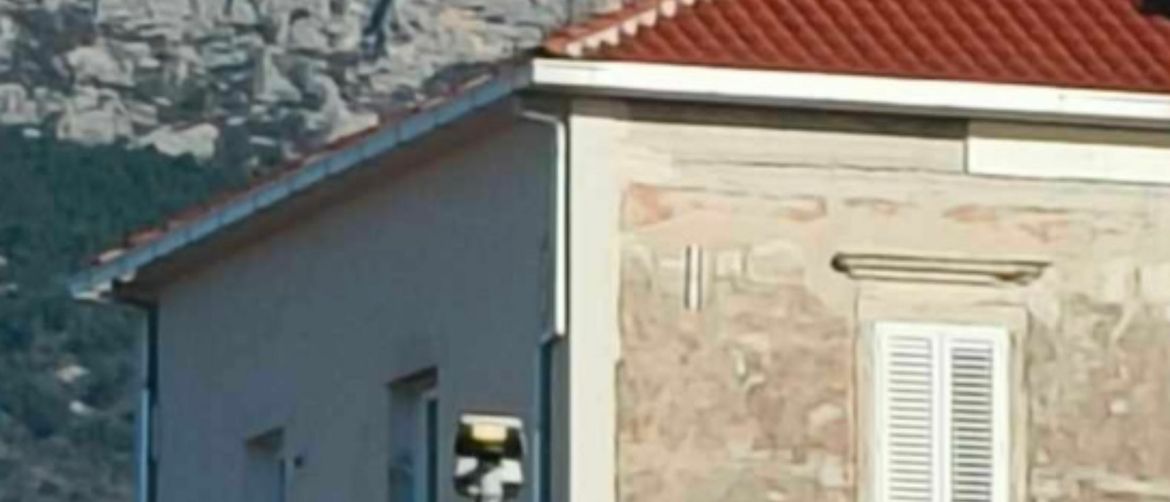 Muškarac koji pije kavu na nedovršenom balkonu