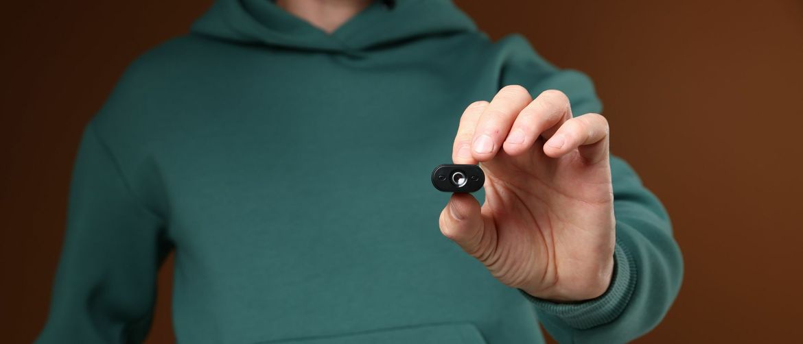 Držanje špijunske kamere u ruci