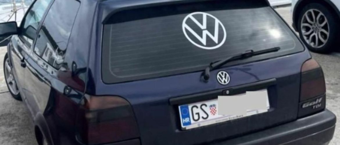 Automobil Golf s bizarnim natpisom na braniku