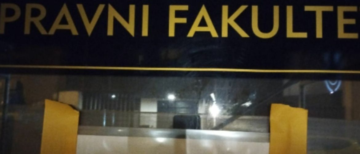 Urnebesna obavijest na vratima fakulteta
