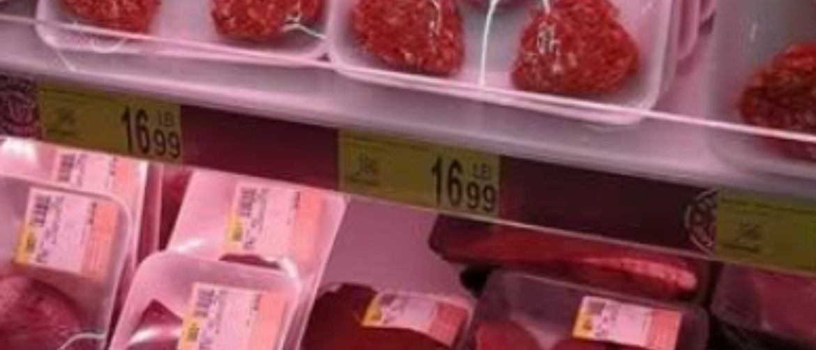 Polica u trgovini s mesnim proizvodima u obliku srca