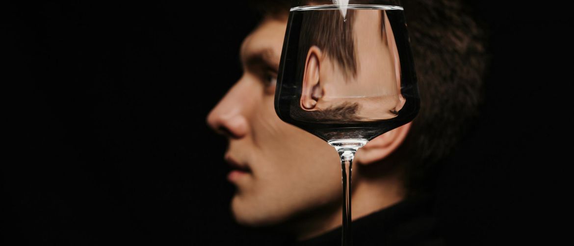 Psihopat i njegova lica u odrazu čaše