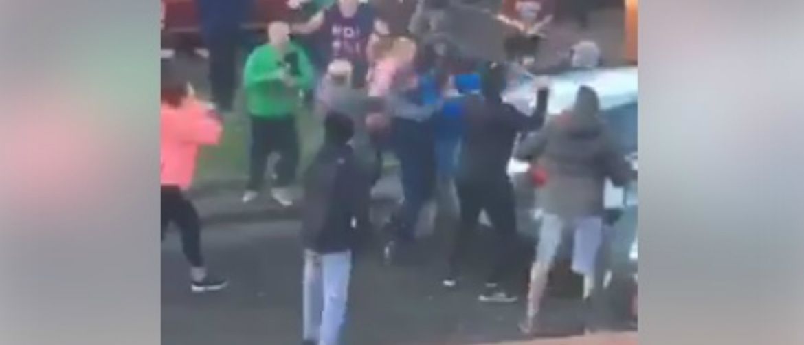 Nedjelju u zapadnom dijelu Belfasta je obilježila masovna tučnjava (FOTO: Screenshot/Facebook)