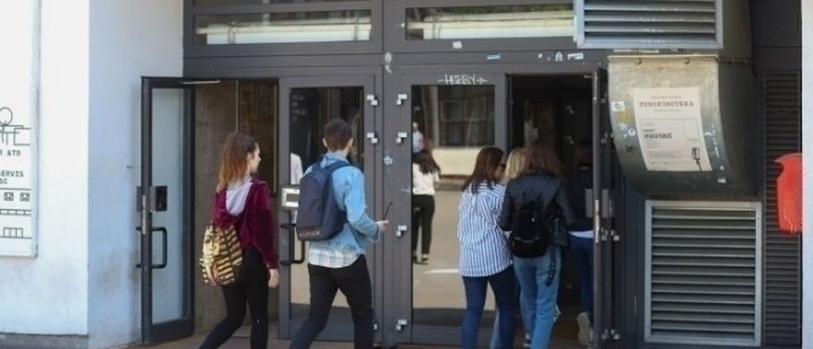 Studenti na ulazu u zagrebački SC