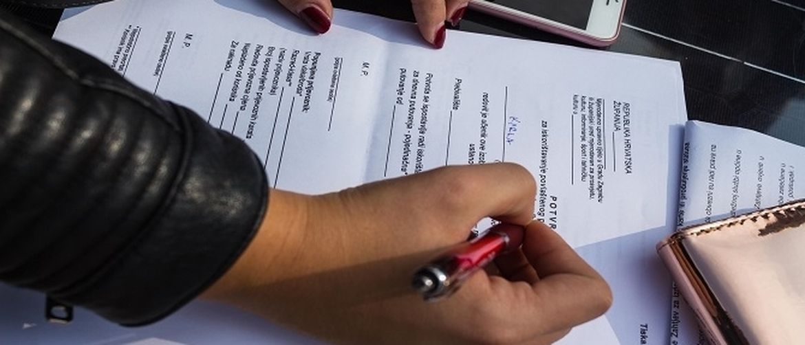 Studentica ispunjava potvrdu.