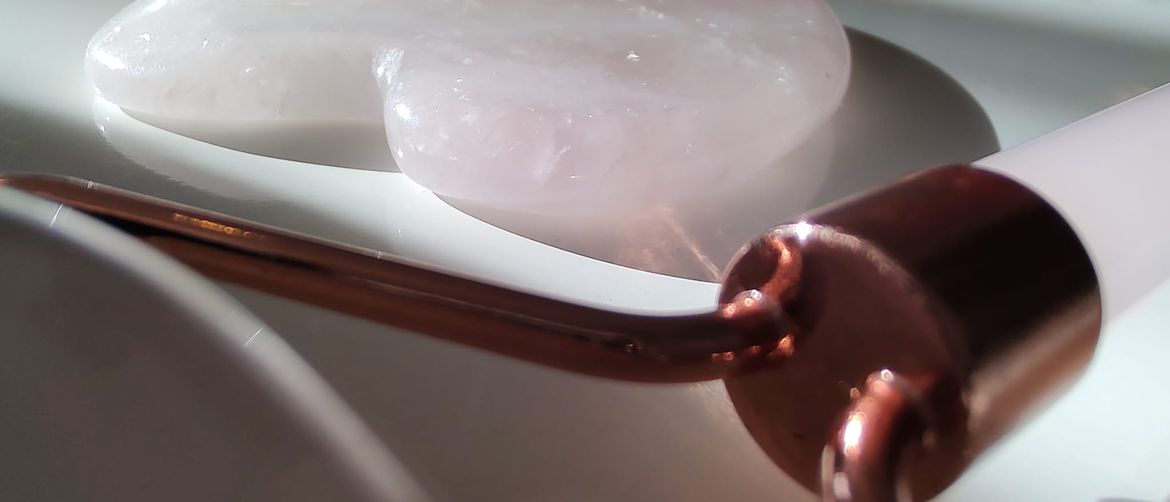 Rozenkvarc roler i „Gua Sha“ alat