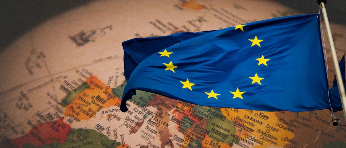 zemljovid europe sa zastavom europske unije postavljenom u kutu karte