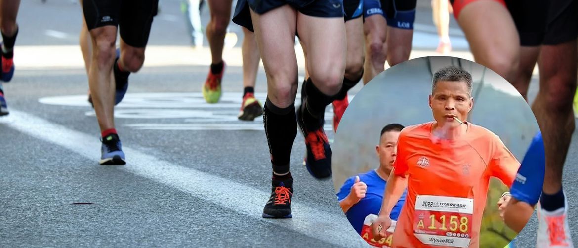čovjek nazvan Chen trći maraton s cigaretom u ustima preko pozadine od nogu trkača