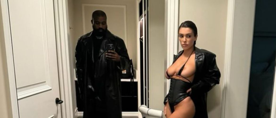 Kanye West i supruga Bianca Censori poziraju u hodniku ispred ogledala