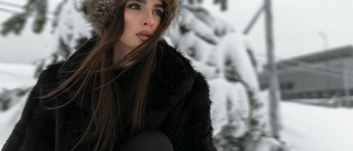 Djevojka sa smeđom kosom