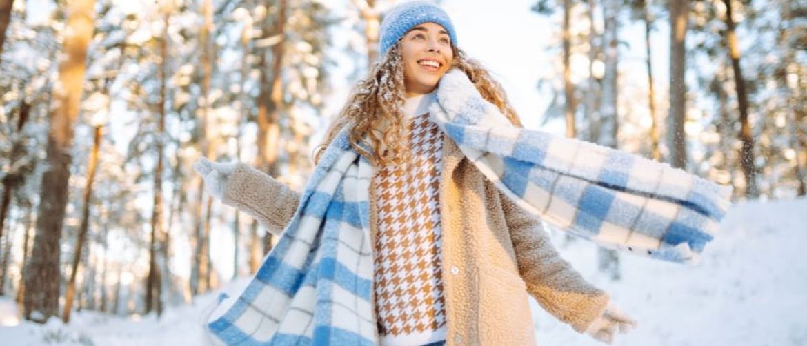 Sretna djevojka u snijegu