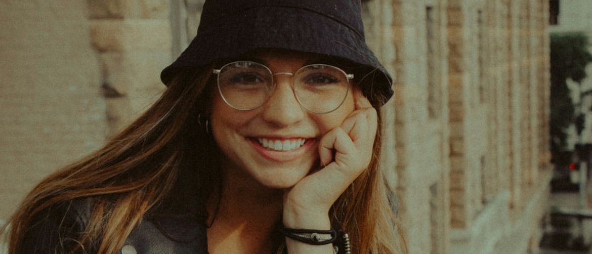 Nasmijana i sretna djevojka