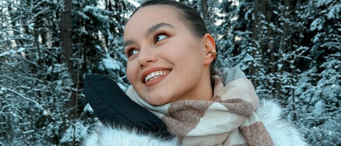 Sretna i nasmijana djevojka