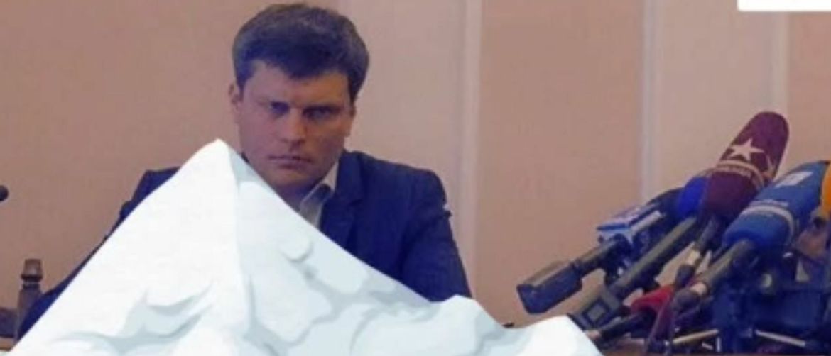 Namršteni muškarac u memeu oko snijega u Zagrebu