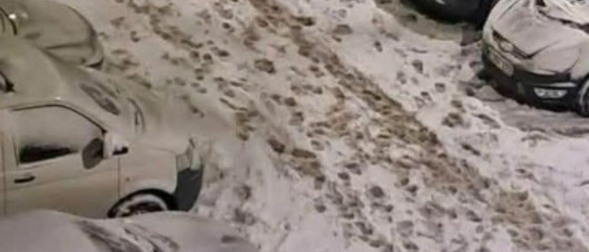 Snijegom prekriveni automobilu U Zagrebu s crtežima na staklima