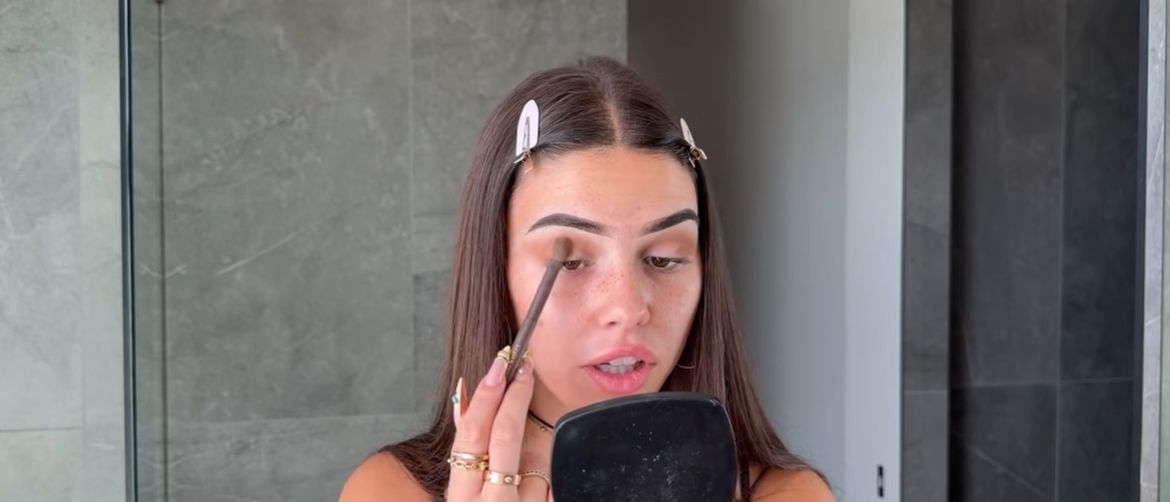 Leah Halton se šminka