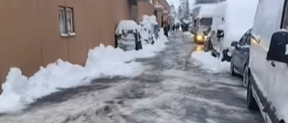 Parkiralište očišćeno od snijega s DIY ralicom