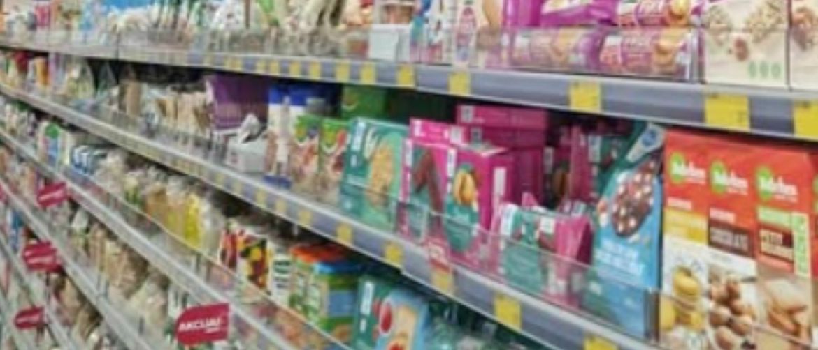 Golub na polici u trgovini