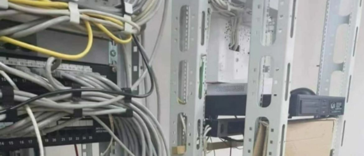 Soba sa serverom i meso koje se suši