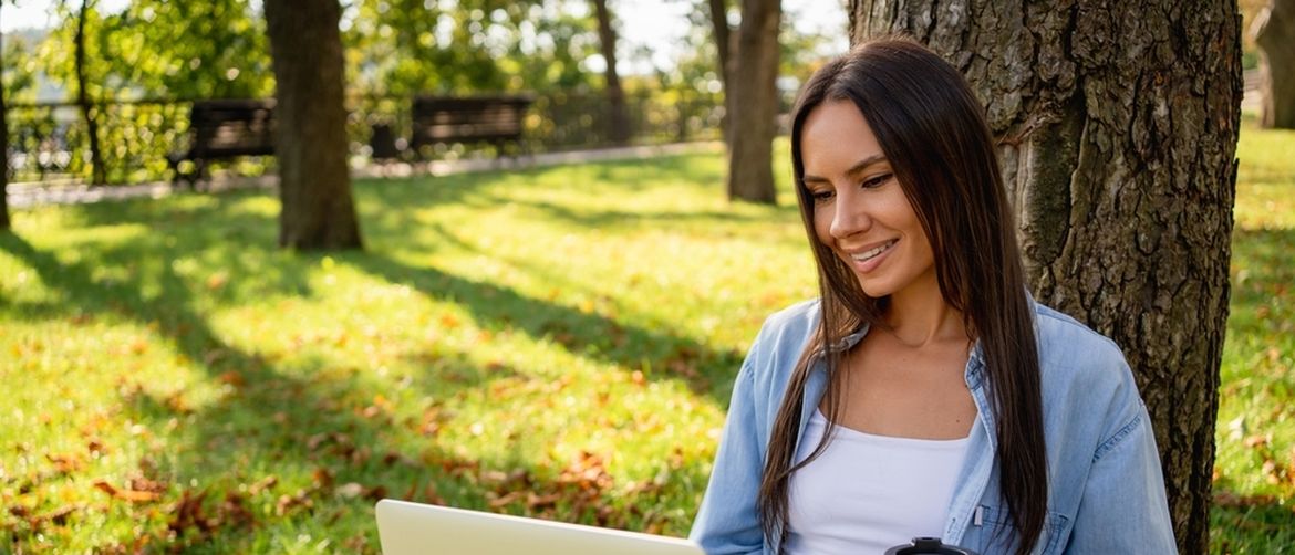 Djevojka radi na laptopu