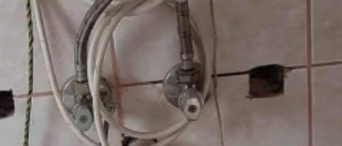 Zavjese koje skrivaju priključke bojlera