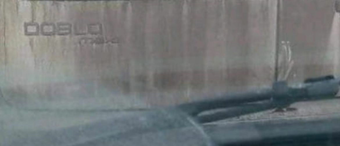 Izrazito prljavi automobil s napisanom registracijskom oznakom