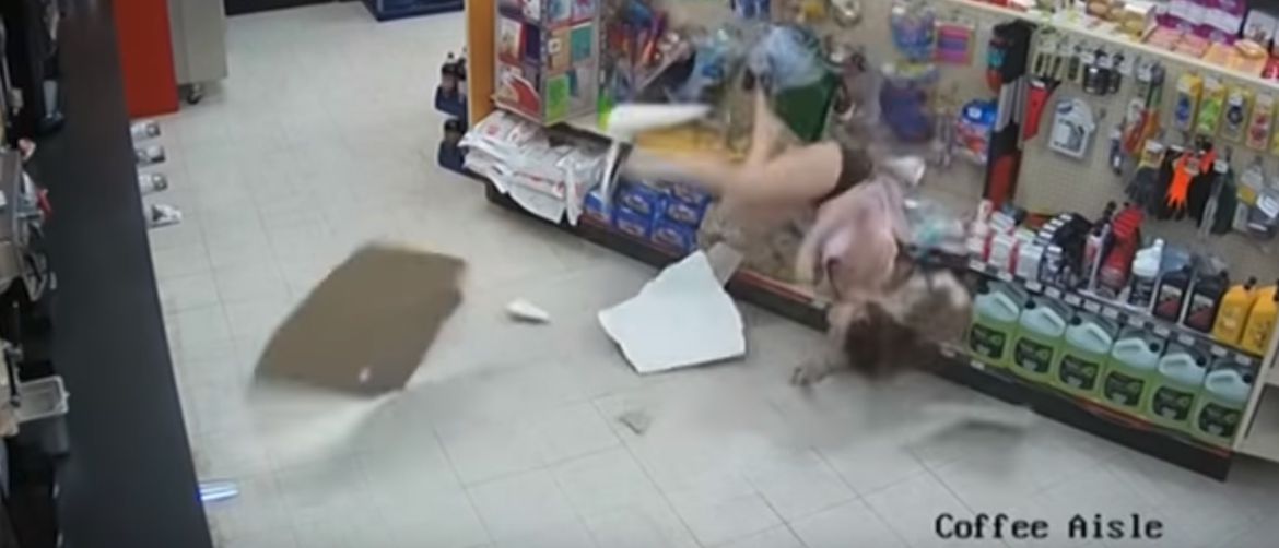 Brittany Burke pala kroz strop (Screenshot/YouTube)